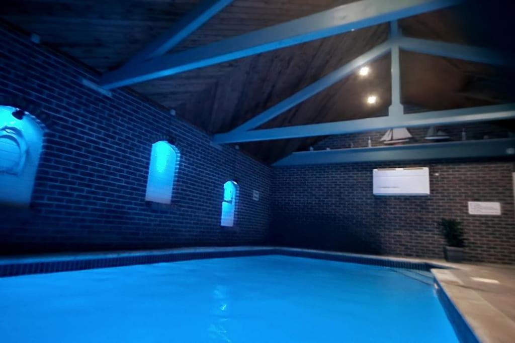 Large Coastal Cottage, Private Indoor Pool, Hut Tub, Sauna And Steam Pod ウェーマス エクステリア 写真